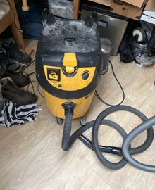 Construction vacuum cleaner