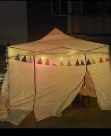 Pop-up partytent met zijwanden en ramen aan twee zijden