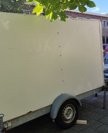 Dichte Aanhanger / Boedelkar 2,75lx1,80hx1,25b m met laadklep en 2 hondjes