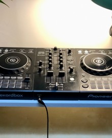 Pioneer DDJ 400 with Pioneer DJ Headphones