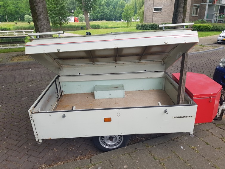 Aanhanger enkel as te huur