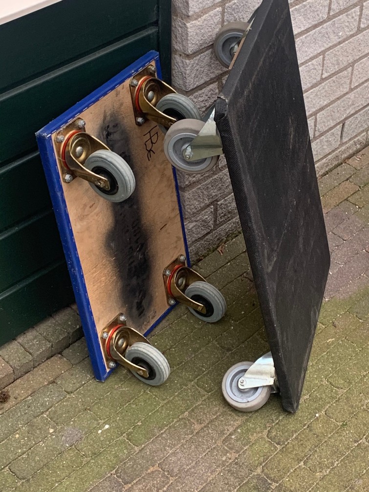 Verhuizen 2 hondjes met rubberen wielen en een steekwagen