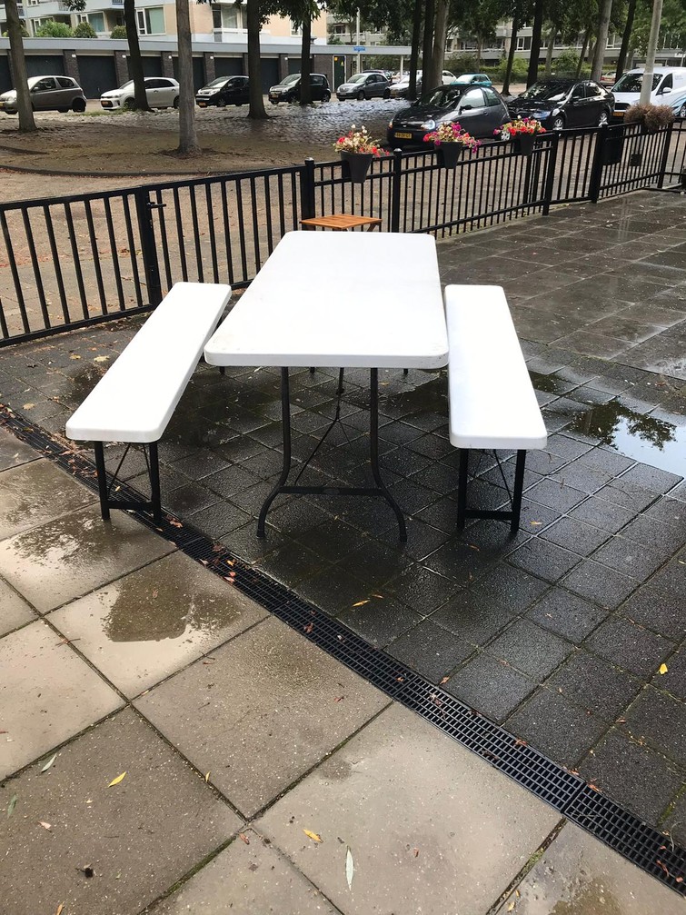 Biertafel met twee banken