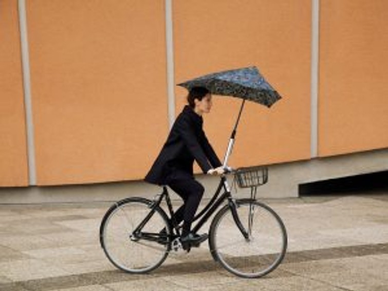Damesfiets met paraplu fietshouder