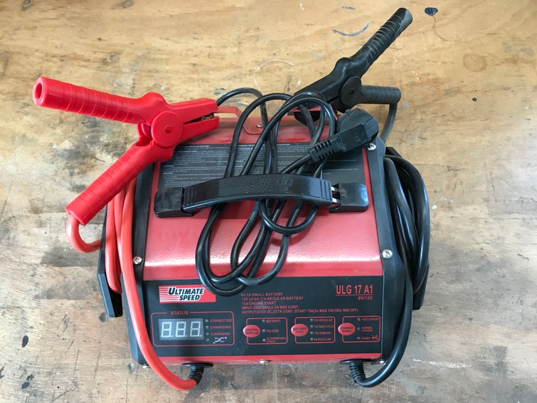 Acculader met startfunctie
