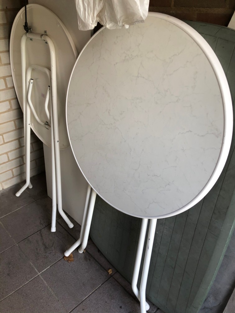 2 witte statafels
