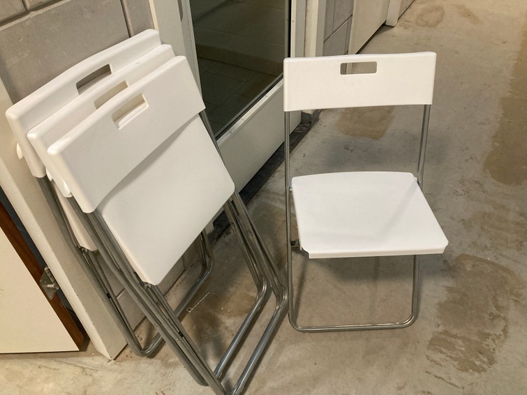 4 witte klapstoelen