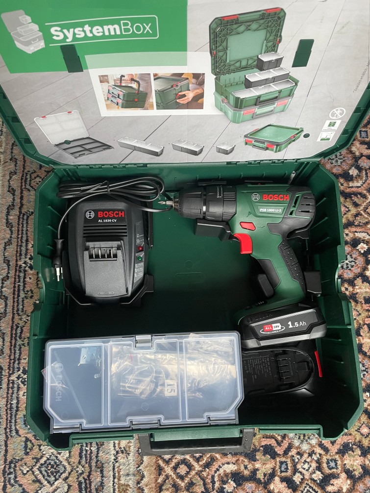 Bosch accuboormachine met 2 accu’s en 241 accessoires