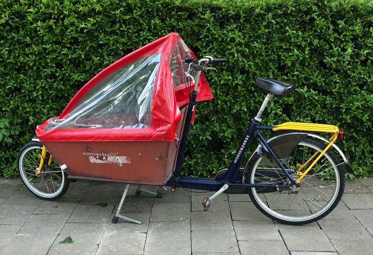 Wendbare bakfiets met regenkap