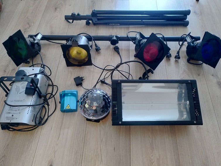 Discolampen set (1x lampenbar op statief, rookmachine, stroboscoop, statische discolamp)