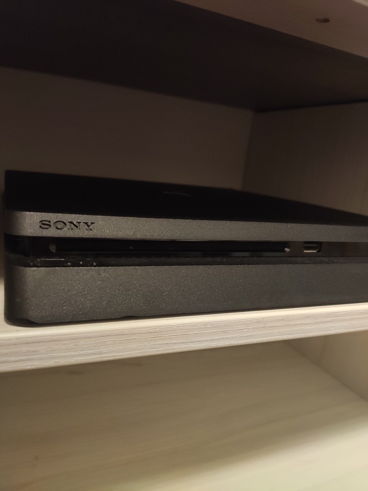 Playstation 4 slim
