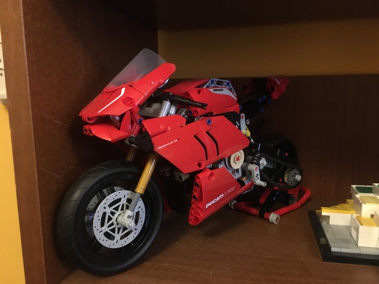 Lego Technic Ducati Panigale V4 R 42107
