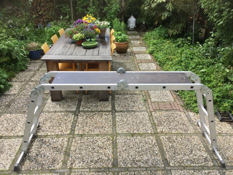 Knikladder met staanborden