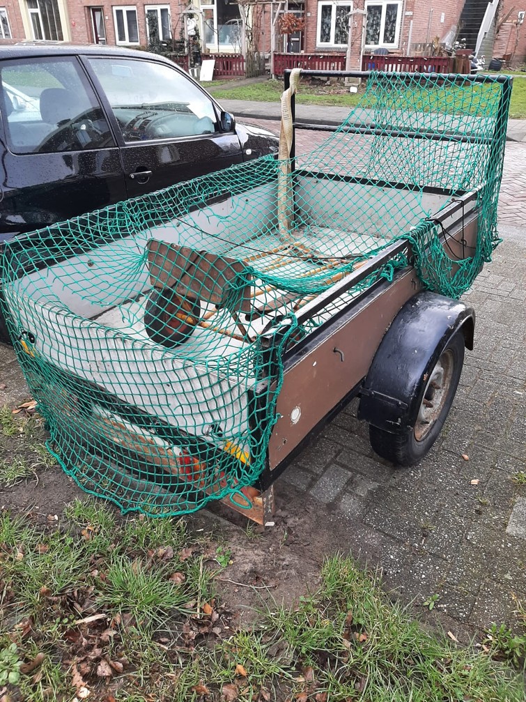 Aanhanger met net en sjorbanden