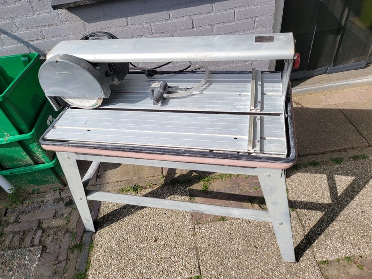 Watergekoelde tegel-zaagtafel