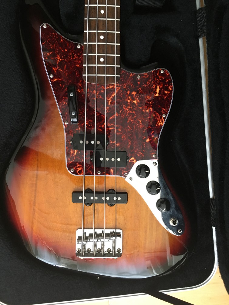 Fender Squier Jaguar Bass (gemodificeerd)