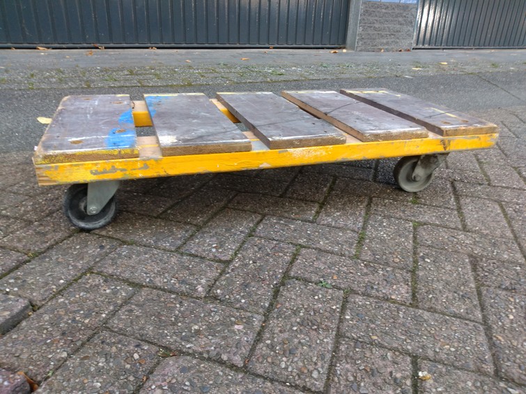 Hondje, transportwagen. Groot en stevig.Ideaal voor verhuizingen