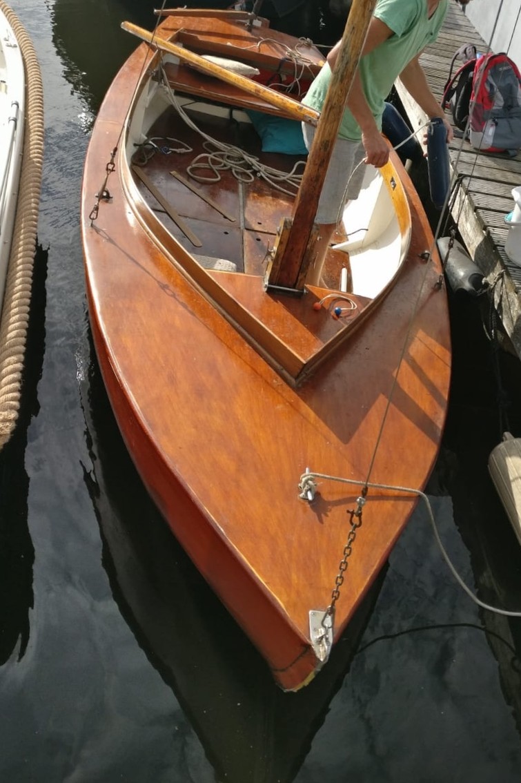 Zeilen op de Mooie Nel in een kleine BM met elektro motor.