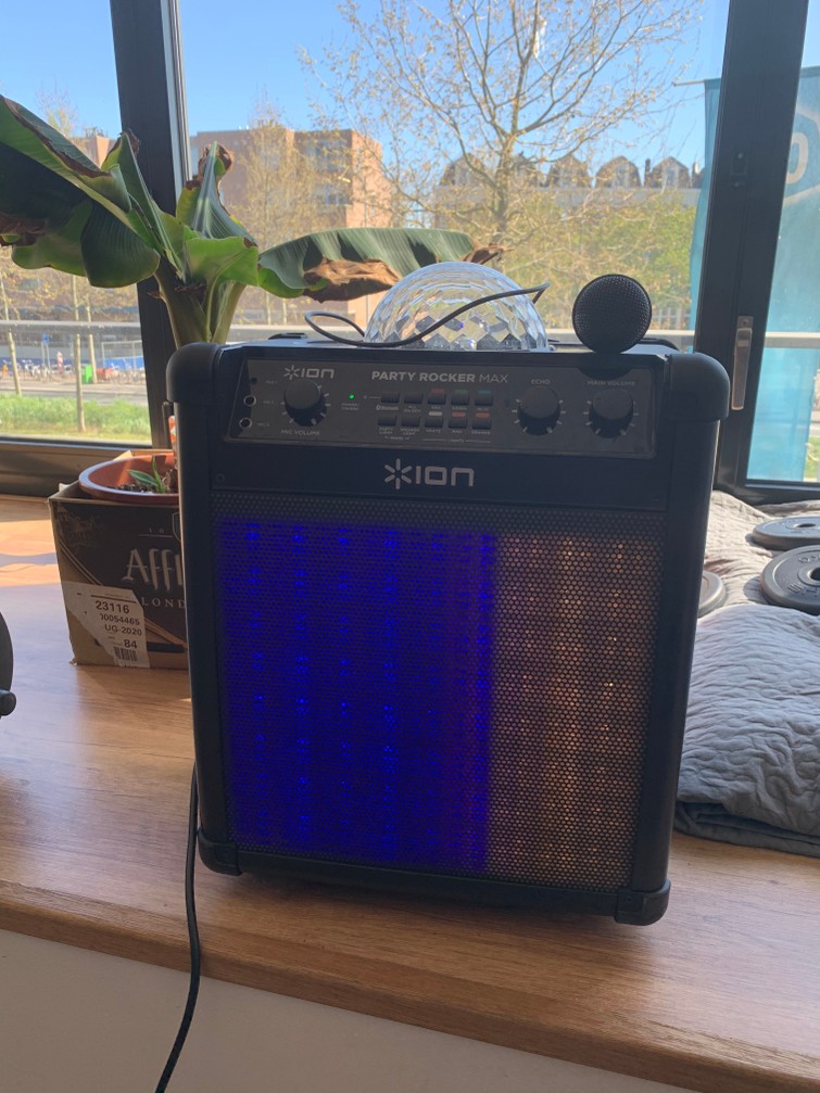 Draagbare speaker op wielen met lichtshows