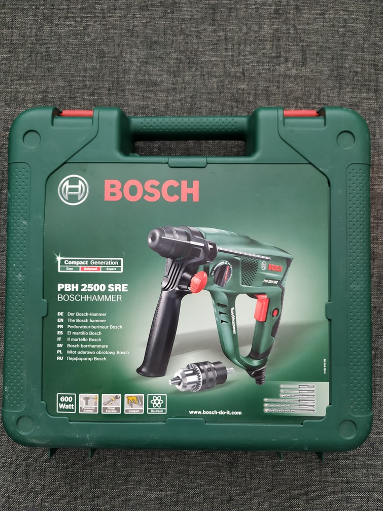 Bosch boorhamer met diverse boortjes
