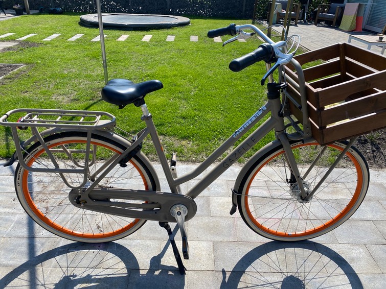 Damesfiets met versnellingen en houten krat