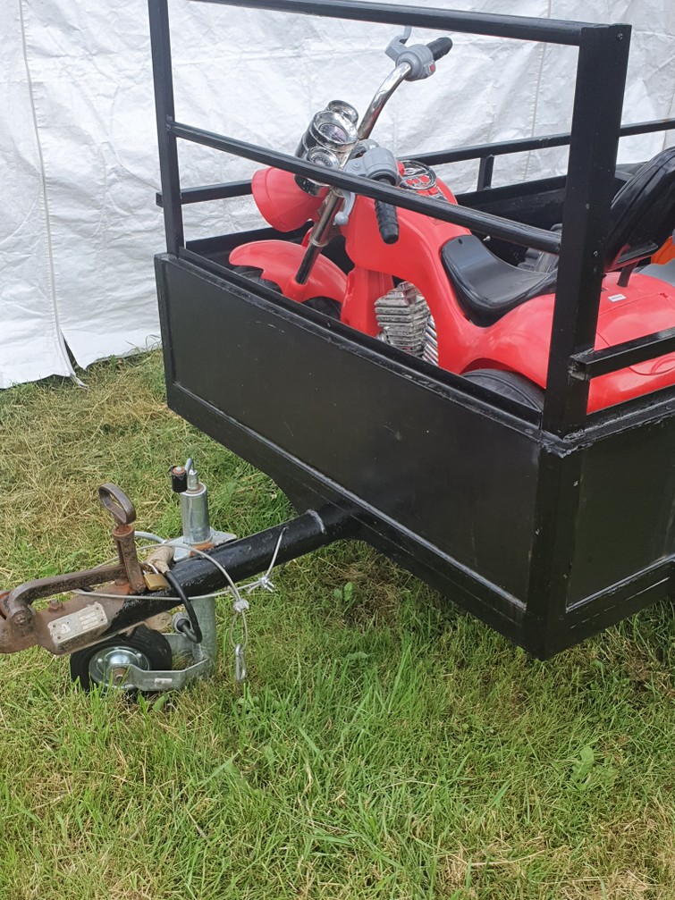 Aanhanger met net en sjorbanden