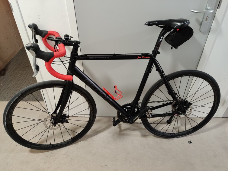 Racefiets met helm