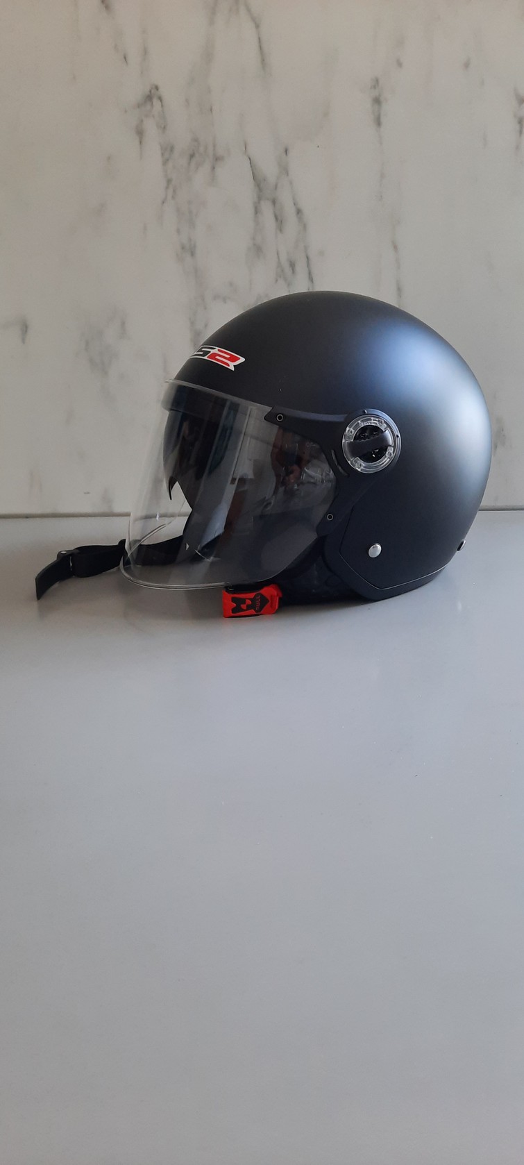 Motorhelm zwart M valt klein - nieuw