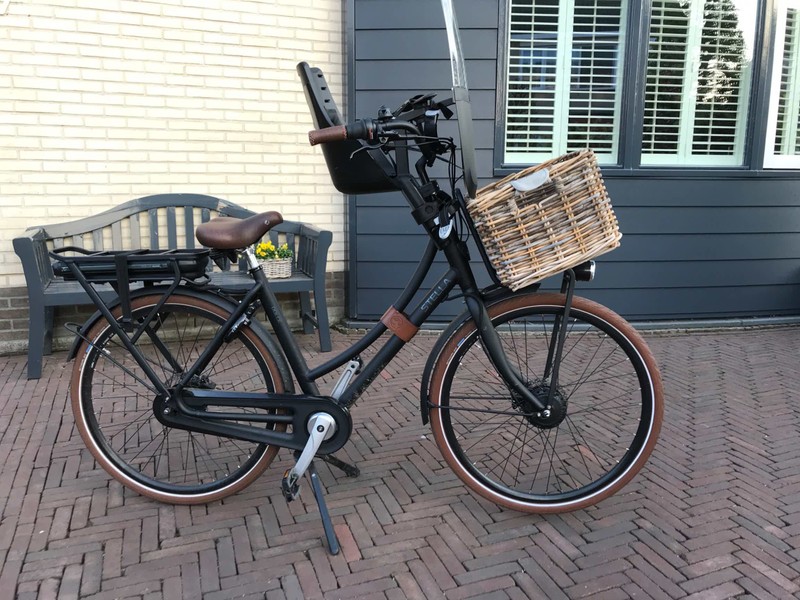 Groenteboer Bedelen voor mij Elektrische Stella fiets met mand en kinderzitje huren in | Peerby